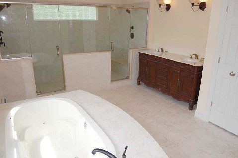 Jacuzzi bath with a large glass showers!